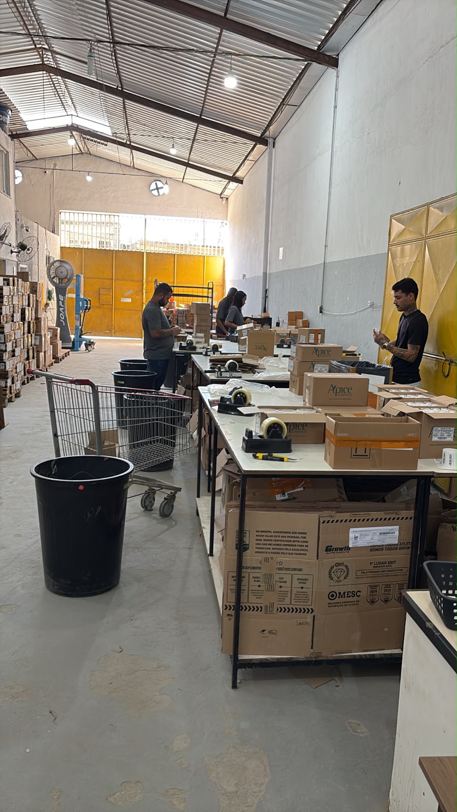 Equipe preparando pedidos no galpão da Arp Seller